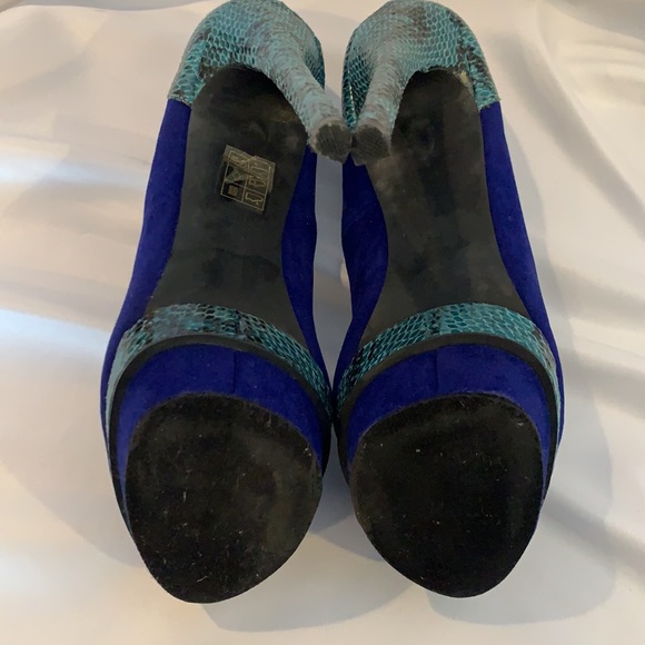 JustFab Anahi Blue Snake Print Platform Pumps - Picture 8 of 12